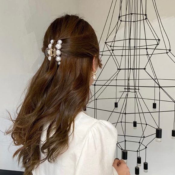 Big Pearl Acrylic Hair Claw - Picture 4 of 4